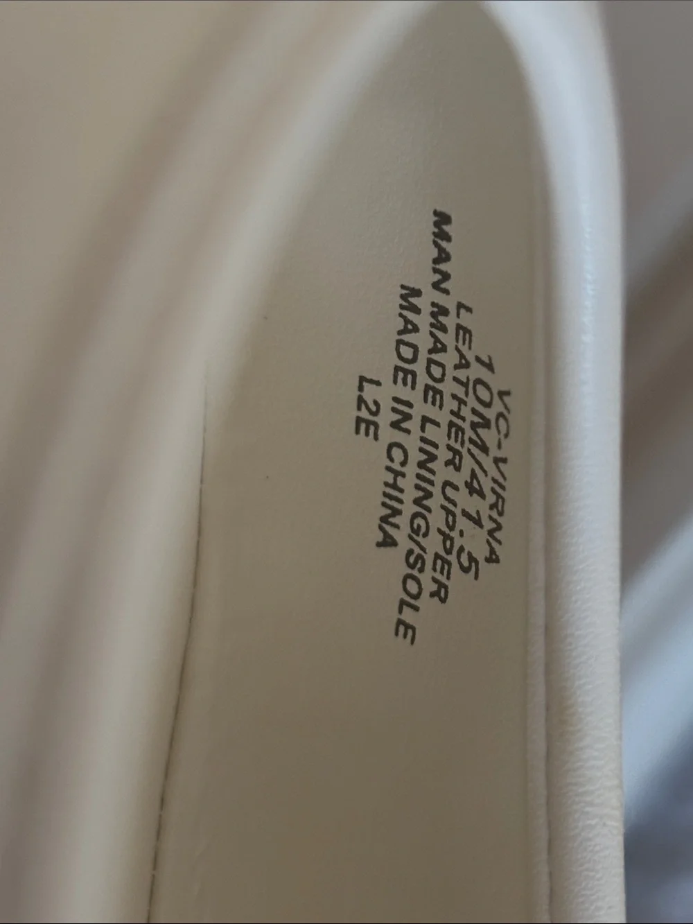 Vince Camuto Ivory Leather VIRNA Flats with Gold Hardware SZ 10M (Like New)